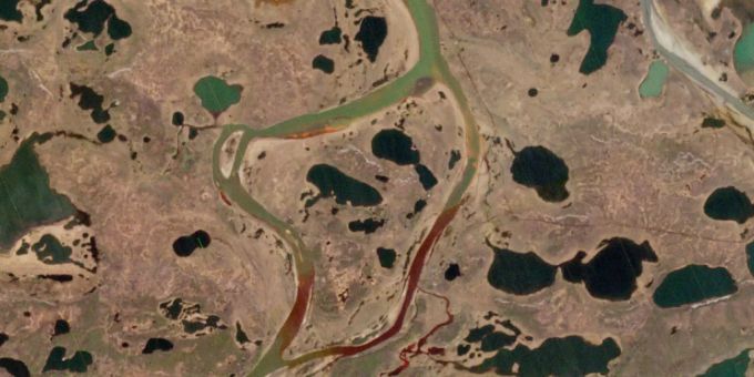 HANDOUT - Das Satellitenbild zeigt den Öl-Teppich in der Nähe der sibirischen Stadt Norilsk. Rund 21.000 Tonnen Diesel sind in die Natur gelangt und unter anderem in den Fluss Ambarnaja geströmt. Foto: Planet Labs Inc./dpa - ACHTUNG: Nur zur redaktionellen Verwendung im Zusammenhang mit der aktuellen Berichterstattung und nur mit vollständiger Nennung des vorstehenden Credits