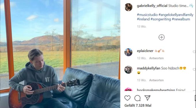 Gabriel Kelly beim Musizieren. Gabriel Kelly angelo kelly