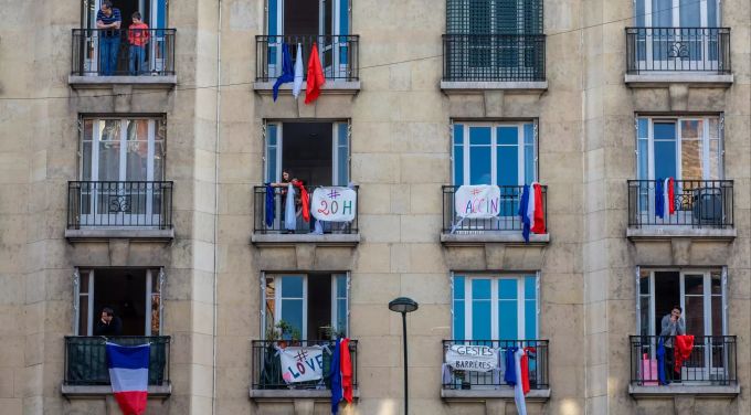 Bewohner eines Hauses in Frankreich danken in der Corona-Krise dem medizinischen Personal. Foto: Aurelien Morissard/XinHua/dpa Coronavirus - Frankreich