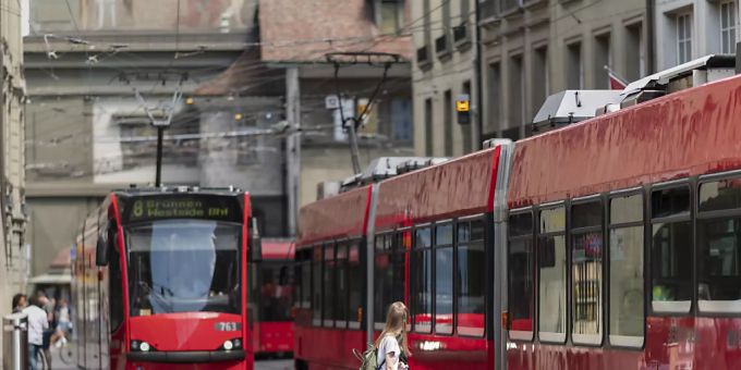 Zwei Trams kreuzen sich in der Stadt Bern in der Marktgasse. (Archivbild) Zwei Trams kreuzen sich in der Stadt Bern in der Marktgasse. (Archivbild)