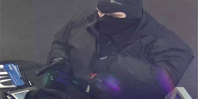 Fahndungsfoto des Manns, der 2019 zweimal in Folge ein und dieselbe Bank in Oberdorf BL überfallen hatte. Der mutmasslichen Täter bestritt am Dienstag vor dem Baselbieter Strafgericht in Muttenz, die Taten begangen zu haben. Fahndungsfoto des Manns, der 2019 zweimal in Folge ein und dieselbe Bank in Oberdorf BL überfallen hatte. Der mutmasslichen Täter bestritt am Dienstag vor dem Baselbieter Strafgericht in Muttenz, die Taten begangen zu haben.