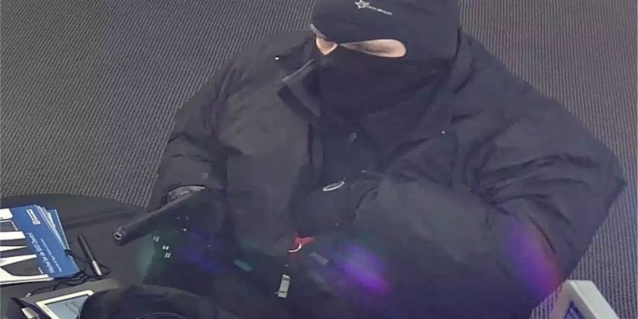 Fahndungsfoto des Manns, der 2019 zweimal in Folge ein und dieselbe  Bank in Oberdorf BL überfallen hatte. Der mutmasslichen Täter bestritt am Dienstag vor dem Baselbieter Strafgericht in Muttenz, die Taten begangen zu haben.