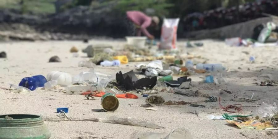 Plastikmüll liegt am Strand von Ko Sichang, einer Insel im Golf von Thailand. Foto: Christoph Sator/dpa