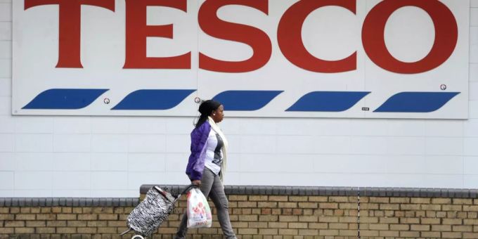 Die britische Handelskette Tesco will auch Kunden ohne Masken reinlassen.