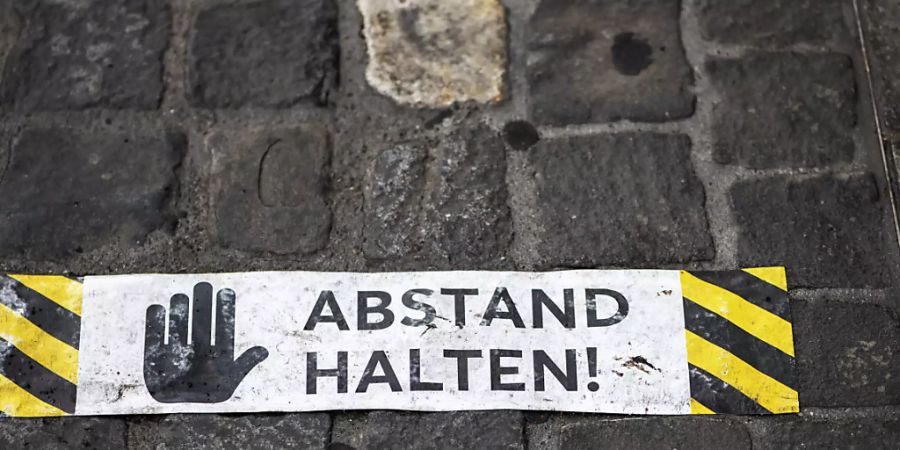 Weiterhin gilt es Abstand zu halten: In der Schweiz und in Liechtenstein sind dem Bundesamt für Gesundheit (BAG) am Sonntag innerhalb eines Tages 110 neue Ansteckungen mit dem Coronavirus gemeldet worden. (Archivbild)