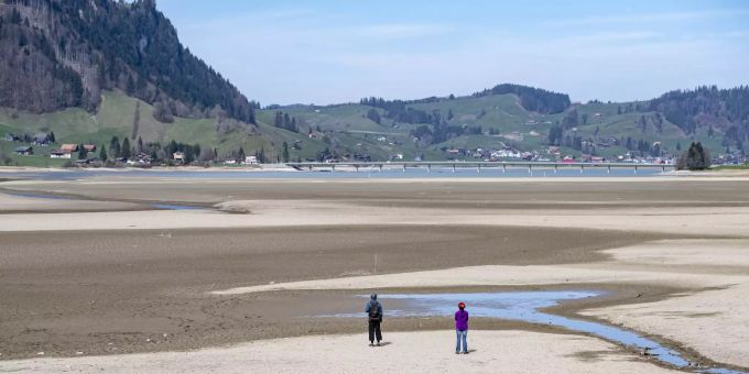 Menschen stehen in dem Flussbett des Sihlsees. Das Flussbett ist so trocken wie selten in den letzten Jahren. wetter