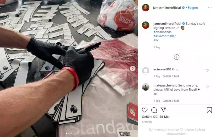 Liverpools James Milner schreibt Autogramme.