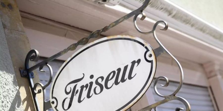 In den kommenden Tagen dürfen Friseursalons wieder öffnen. Kunden müssen dann allerdings einen Mundschutz tragen. Foto: Sebastian Gollnow/dpa