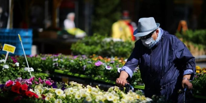 Frau mit Gesichtsmaske in Kleinmachnow Frau mit Gesichtsmaske in Kleinmachnow