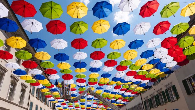 Regenschirme über der Oltner Kirchgasse