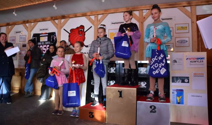 Die Läuferinnen freuen sich über ihre Platzierungen. Eislaufclub Mittelland