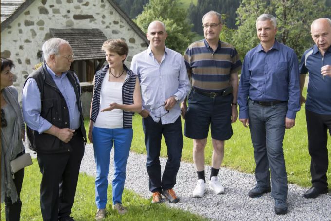 Die Bundesratsreise als Gelegenheit, die Seele baumeln zu lassen und weniger förmlich aufzutreten: Gruppenbild der Landesregierung vor der Kirche Abländschen in Saanen BE während der Bundesratsreise am Freitag, 8. Juli 2016. Bundesratsreise kurze Hosen Parmelin