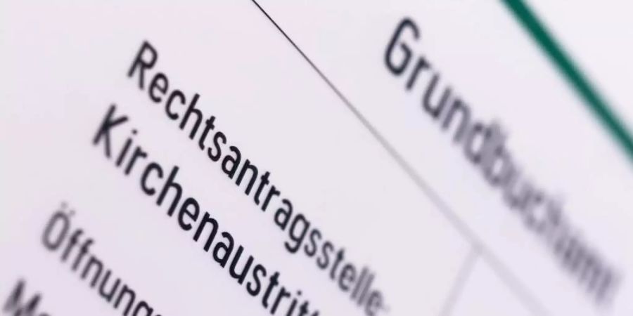 Jeweils rund 270.000 Katholiken und Protestanten haben den Kirchen 2019 den Rücken gekehrt. Foto: Rolf Vennenbernd/dpa