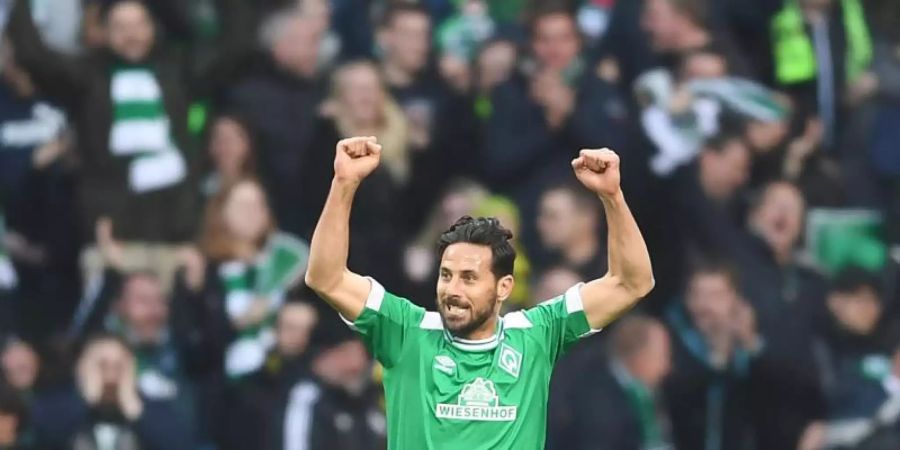 Claudio Pizarro verlässt mit 197 Treffern als zweitbester ausländischer Torschütze die Bundesliga. Foto: Carmen Jaspersen/dpa