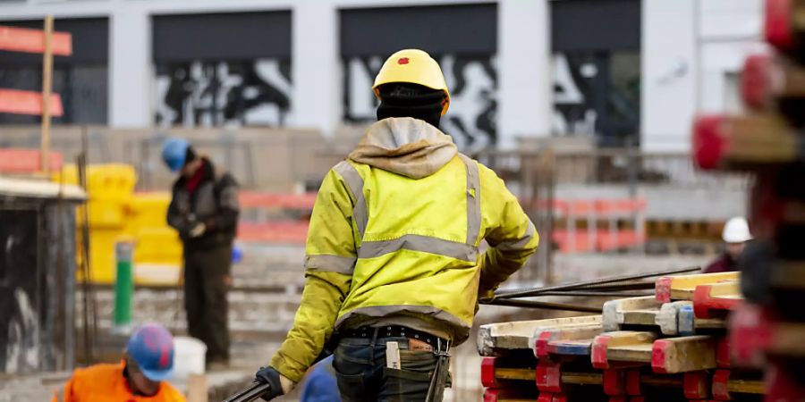 Auf den Baustellen wird gearbeitet. Trotzdem wird das Coronavirus die Wirtschaft hart treffen. (Archivbild)