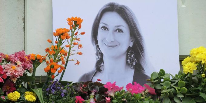 Kerzen und Blumen stehen im Gedenken vor einem Foto der ermordeten maltesischen Journalistin Daphne Caruana Galizia vor dem Justizpalast. Mordfall Daphne Caruana Galizia
