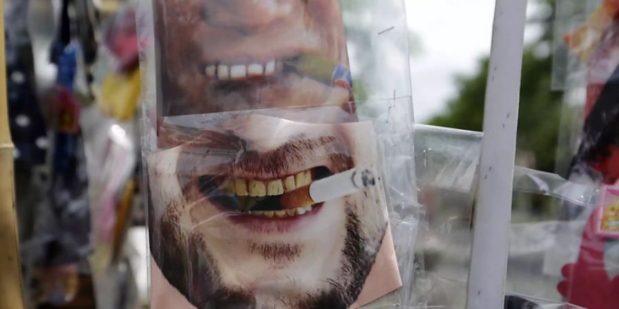 Schutzmasken einmal anders: Ein Marktstand in Banda Aceh, Indonesien.
