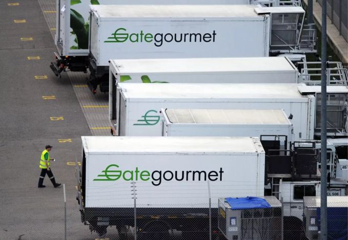 Ein Arbeiter geht an Fahrzeugen des Airline Caterers Gate Gourmet vorbei, am Sonntag, 15. Juli 2012, beim Flughafen Zuerich Kloten. gategourmet