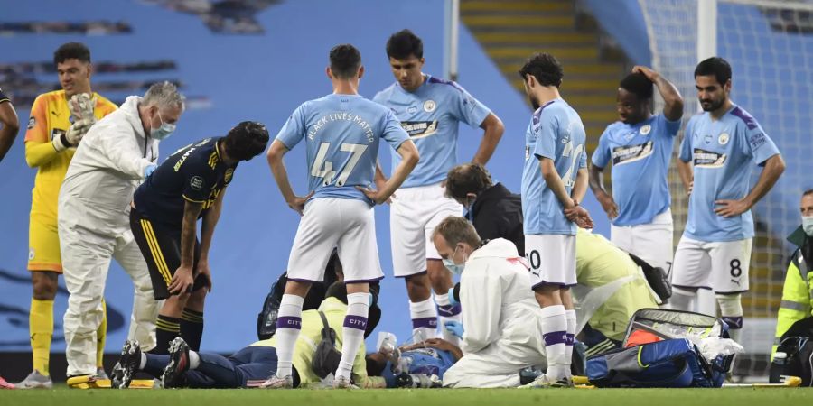 ManCity-Spieler Eric Garcia bleibt nach dem Zusammenprall mit Goalie Ederson am Boden liegen.