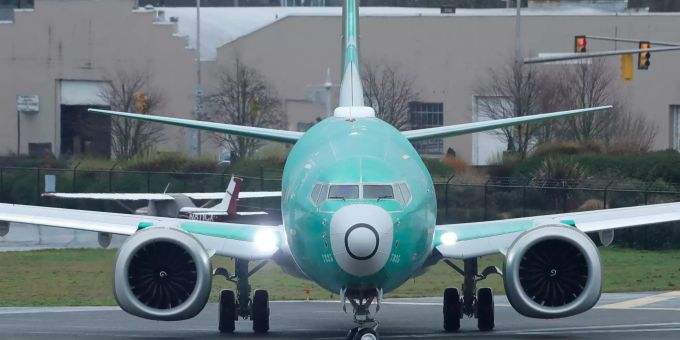 Eine Boeing 737 Max dreht sich beim Anrollen für einen Testflug am Renton Municipal Airport. (zu dpa «Boeing kämpft weiter mit Stornierungswelle bei Krisenjet 737 Max») Boeing 737 Max