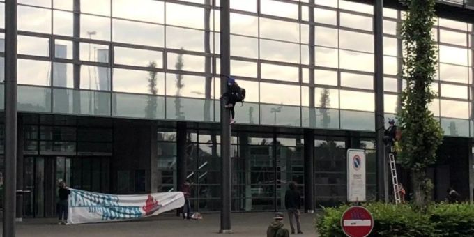 Mit Transparent - Klima-Aktivisten demonstrieren vor Zürcher Kantonsrat