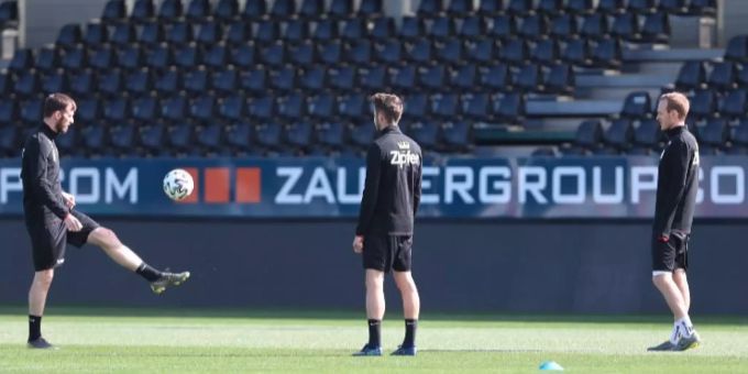 LASK erhält beim Training Besuch von der Polizei. LASK Besuch von Polizei