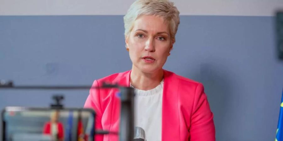 Manuela Schwesig (SPD), die Ministerpräsidentin von Mecklenburg-Vorpommern, gibt in der Staatskanzlei eine persönliche Erklärung ab. Foto: Jens Büttner/dpa-Zentralbild/dpa