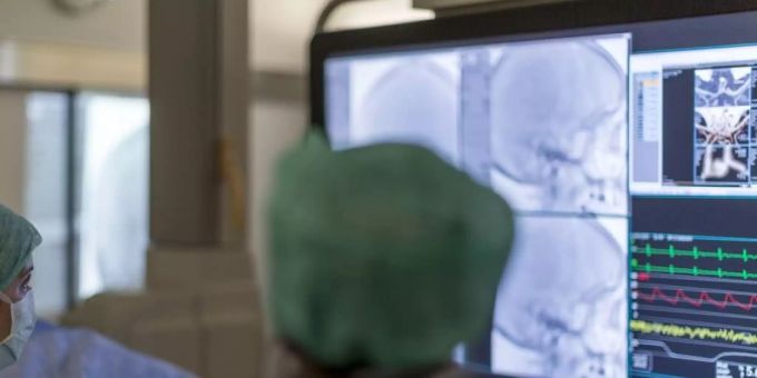 Ein Aneurysma wird in der Klinik Hirslanden mittels eines Katheters behandelt. Damit ist die Gefahr aber nicht ausgestanden. Ein Aneurysma wird in der Klinik Hirslanden mittels eines Katheters behandelt. Damit ist die Gefahr aber nicht ausgestanden.
