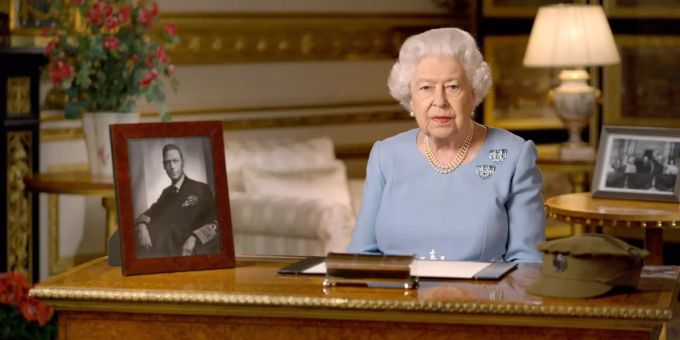Seit dem 19. März verweilt Queen Elizabeth II. in Selbstisolation. Ans Volk richtet sie sich nur noch via Videoansprachen – wie hier anlässlich des Jubiläums zum Ende des Zweiten Weltkrieges queen elizabeth