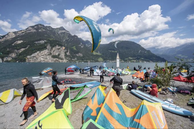 Der Bisenwind lockte zahlreiche Kite-Surfer auf den Urnersee. Coronavirus Urnersee