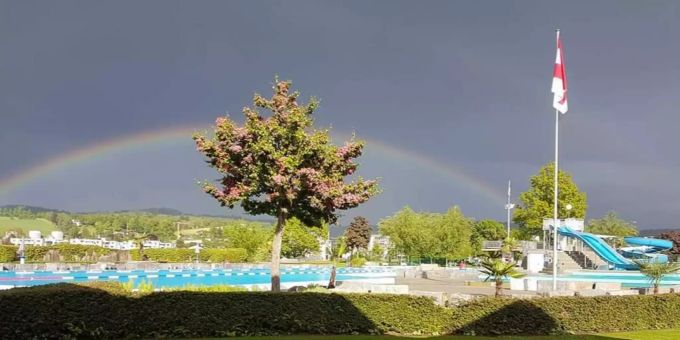 Die grossen Becken mit ausgedehnter Liegewiese, schattenspendende Bäume und das Restaurant laden zum Badevergnügen ein. Zofinger Badi
