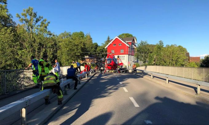 Rettungskräfte auf der Brücke oberhalb der Unfallstelle. Thur Henau Wasserfall vermisste