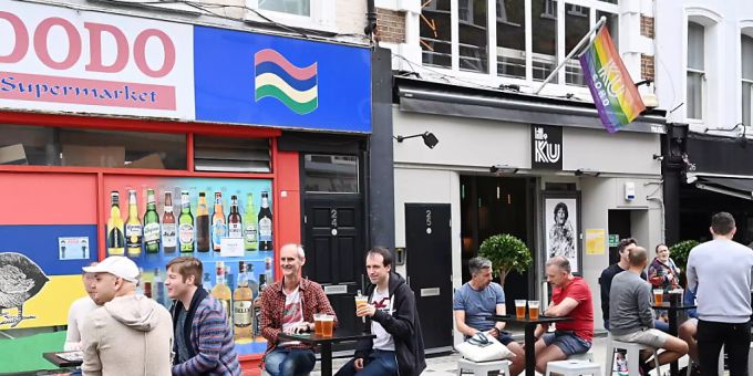 Gäste einer Bar am Samstag in London. Viele Menschen mit Bürojobs gehen nur noch am Dienstag, Mittwoch und Donnerstag in die Stadt. Pub