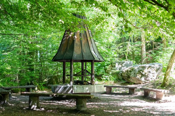 Der Grillplatz bietet viele Sitzmöglichkeiten.