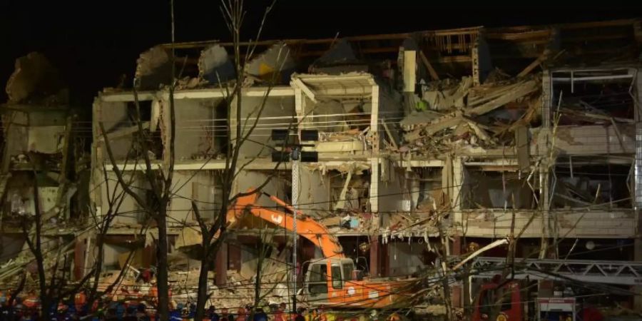 Rettungskräfte arbeiten in den frühen Morgenstunden am Ort einer Tankwagenexplosion. Foto: -/XinHua/dpa