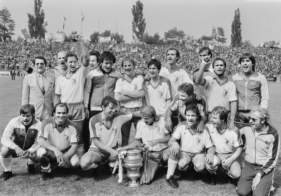 Die Mannschaft des FC Sion nach dem Cupsieg 1982 im Final gegen den FC Basel.