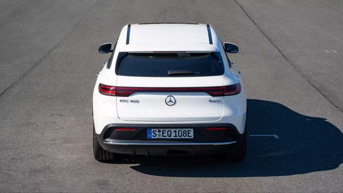 Hinter der Öffnung im Diffusor verbirgt sich die ausklappbare Anhängerkupplung 2020 Mercedes-Benz EQC400