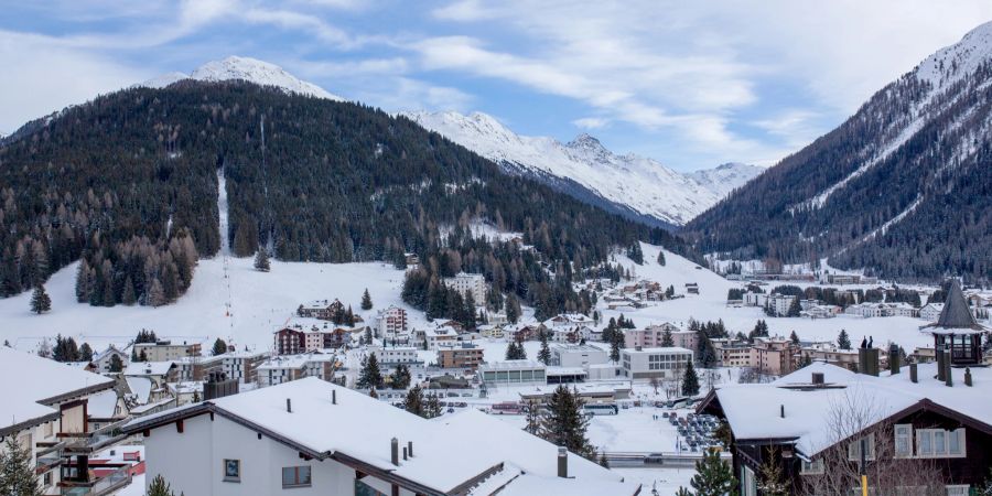 Gemeinde Davos und im Hintergrund der Skilift Bünda. - Kanton Graubünden