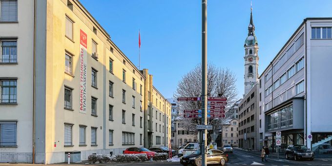 Stadtkaserne Frauenfeld und hinten rechts der Turm der Stadtkirche St. Nikolaus in Frauenfeld. - Frauenfeld Stadtkaserne Frauenfeld und hinten rechts der Turm der Stadtkirche St. Nikolaus in Frauenfeld. - Frauenfeld