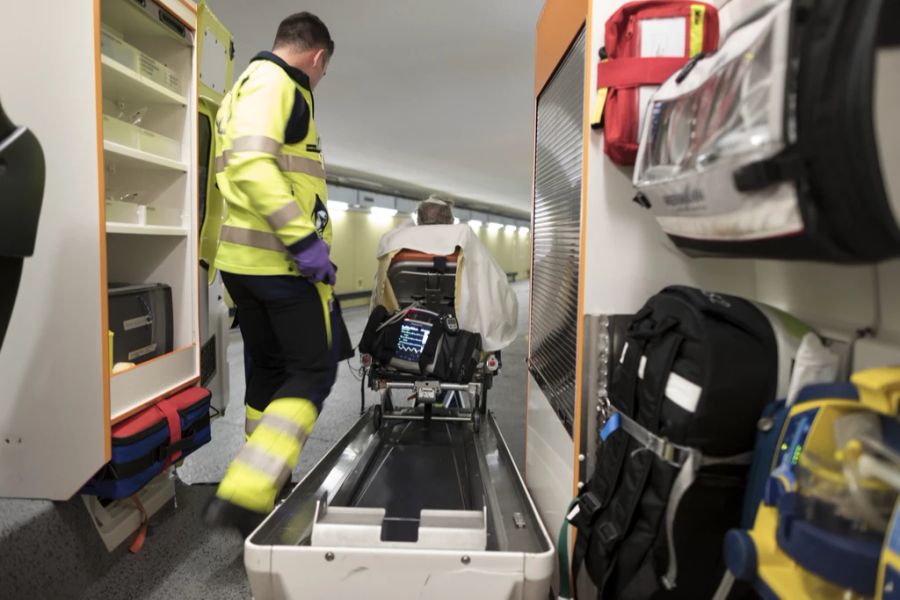 Weil auch kein anderes Spital Kapazitäten hat, wird der Patient schliesslich trotz Platzmangels in Langenthal abgeliefert. (Symbolbild)