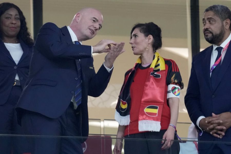 Gianni Infantino im Gespräch mit Hadja Lahbib, die belgische Aussenministerin. Lahbib trägt die Armbinde, die von Katar für Kapitäne der Mannschaften verboten wurde.