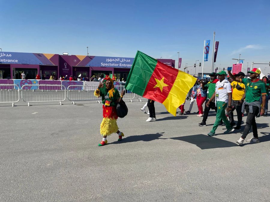 Die Kamerun-Fans ziehen in Richtung Stadion.