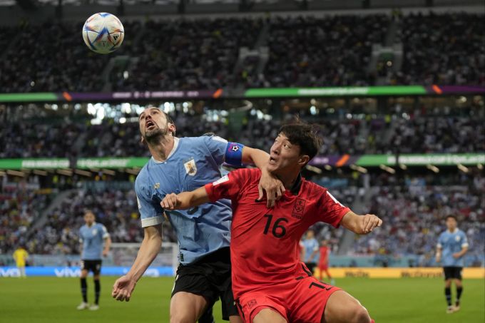 Diego Godin (Uruguay) gegen Hwang Ui-Jo (Südkorea) an der WM 2022. Uruguay Südkorea WM 2022