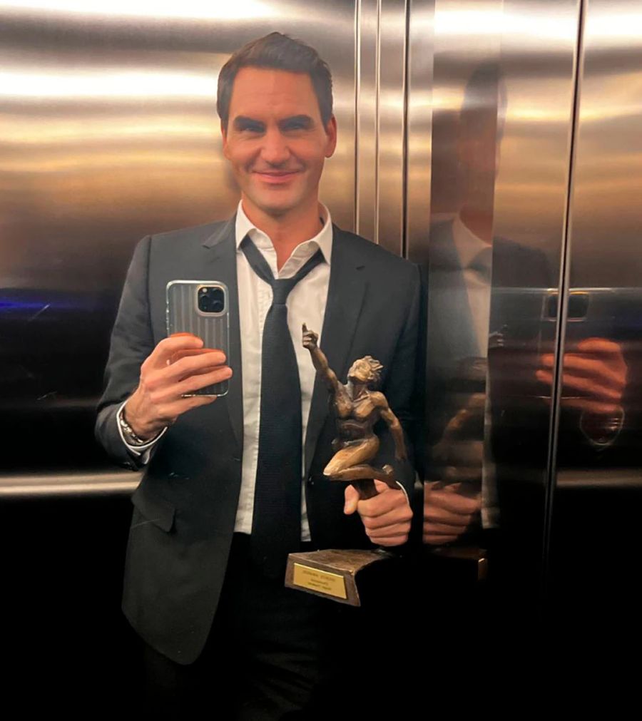Am Ende des Abends strahlt Federer mit offener Krawatte und Award in der Hand.