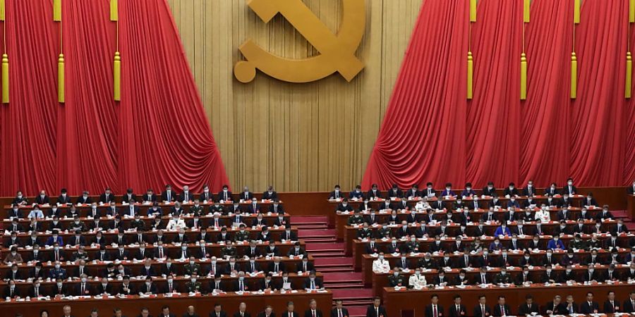 ARCHIV - Delegierte nehmen an der Abschlusszeremonie des 20. Nationalkongresses der regierenden Kommunistischen Partei Chinas in der Grossen Halle des Volkes in Peking teil. Foto: Ng Han Guan/AP/dpa
