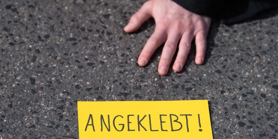 In der Regel kleben sich die Teilnehmer der Protestaktionen an, damit die Räumung länger dauert.