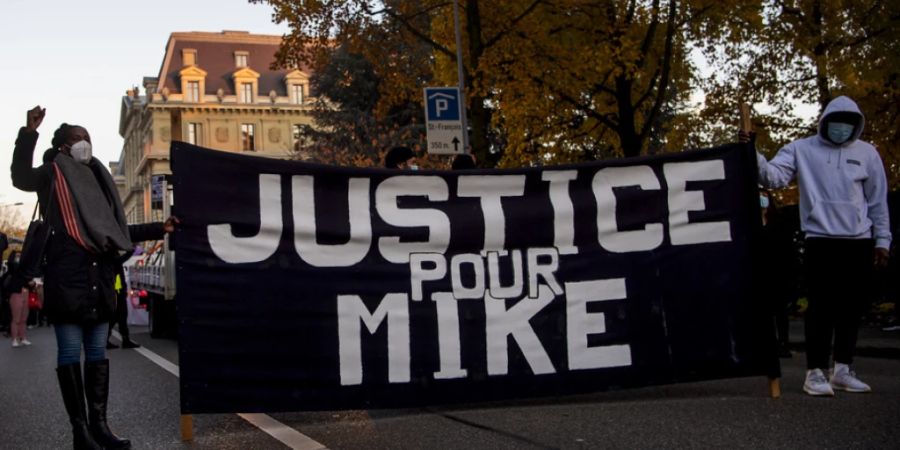 Eine Kundgebung gegen Polizeigewalt im Oktober 2020 in Lausanne forderte Gerechtigkeit für Mike. (Archivbild)