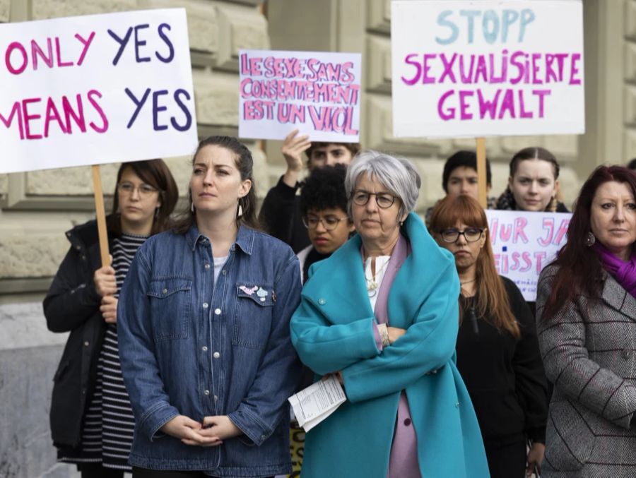 Leonore Porchet, Nationalrätin GP-VD, links, und Elisabeth Baume-Schneider, Ständerätin SP-JU, bei der Einreichung der Unterschriften für die Petition «Nur Ja heisst Ja», am 21. November 2022 in Bern.