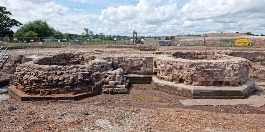 Bei Ausgrabungen für den Ausbau einer Zugstrecke haben Archäologen mutmassliche jahrhundertealte Relikte entdeckt.