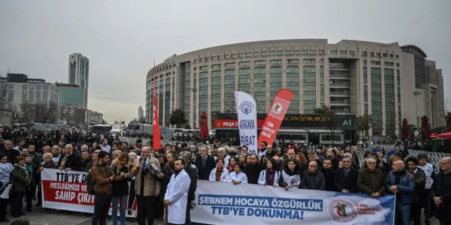 Demonstranten fordern in Istanbul Fincancis Freilassung